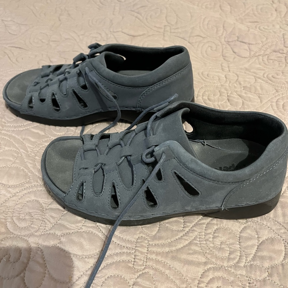 Blue suede shoes!  Size 6.  prophet brand.